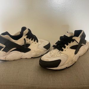 Nike air huarache, size 6y, black and white